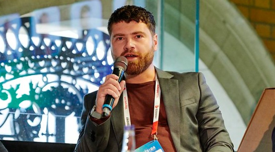 蒙圩镇：光伏板下鱼虾跃 立体发展产业兴